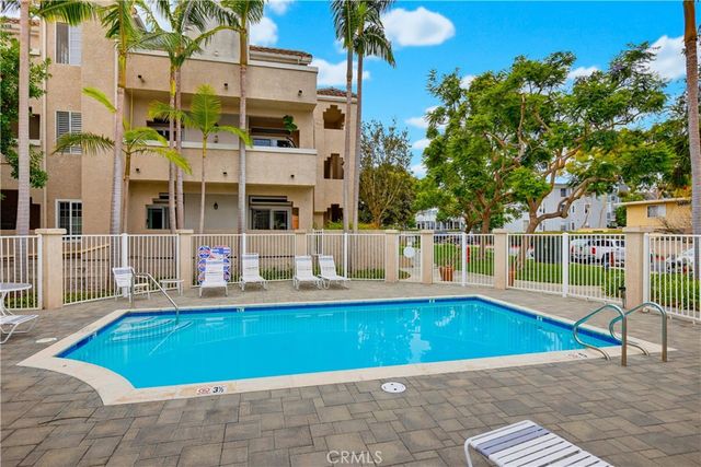 4581 Warner 302, Huntington Beach, CA 92649