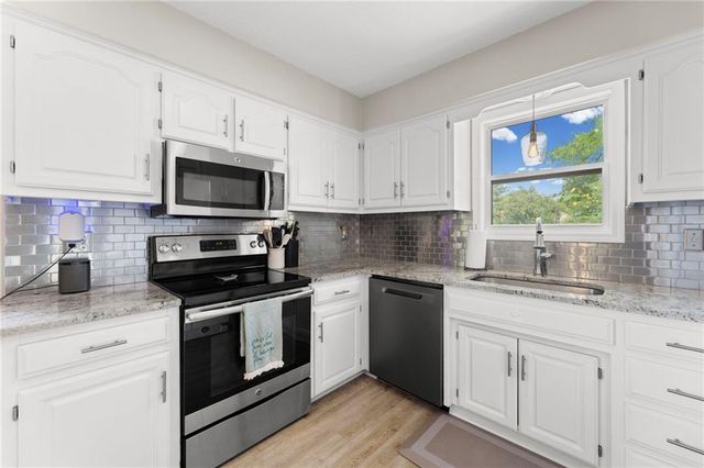 547 N Persimmon Drive, Olathe, KS 66061
