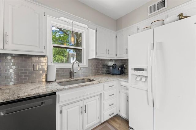547 N Persimmon Drive, Olathe, KS 66061