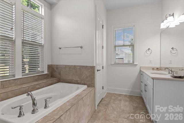 176 Hazelton Loop 13, Mooresville, NC 28117