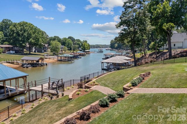 176 Hazelton Loop 13, Mooresville, NC 28117