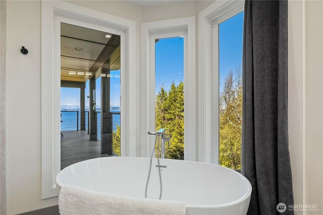 6029 Atlas Place SW, Seattle, WA 98136