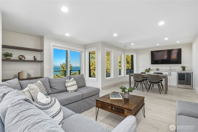 6029 Atlas Place SW, Seattle, WA 98136