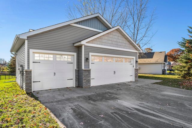 905 Bellaire Boulevard NW, Isanti, MN 55040