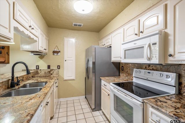 287 Hollybrook Dr., Kilgore, TX 75662