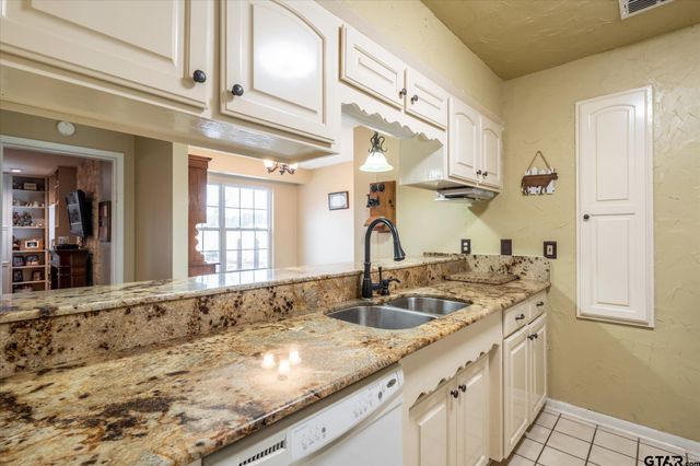 287 Hollybrook Dr., Kilgore, TX 75662