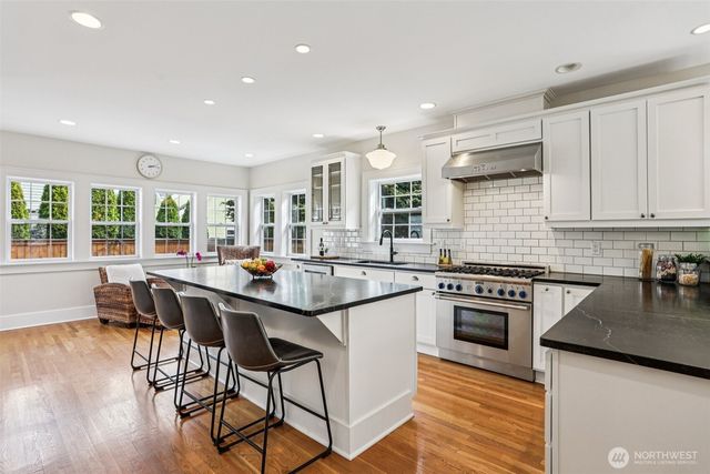 4726 Thackeray Place NE, Seattle, WA 98105