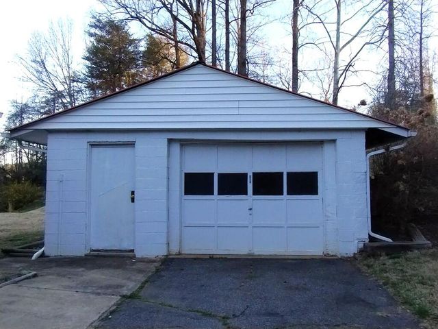 129 Townsend DR, Bassett, VA 24055