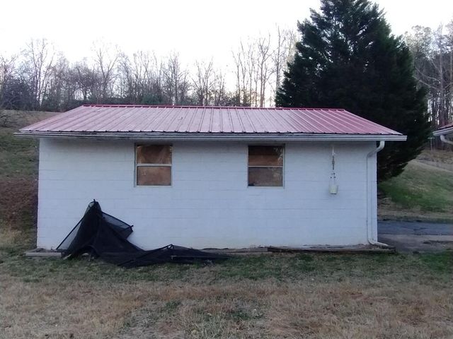 129 Townsend DR, Bassett, VA 24055