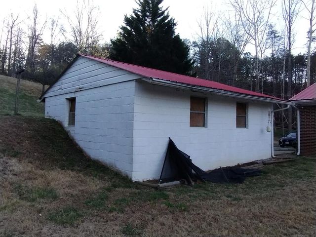 129 Townsend DR, Bassett, VA 24055