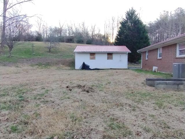 129 Townsend DR, Bassett, VA 24055