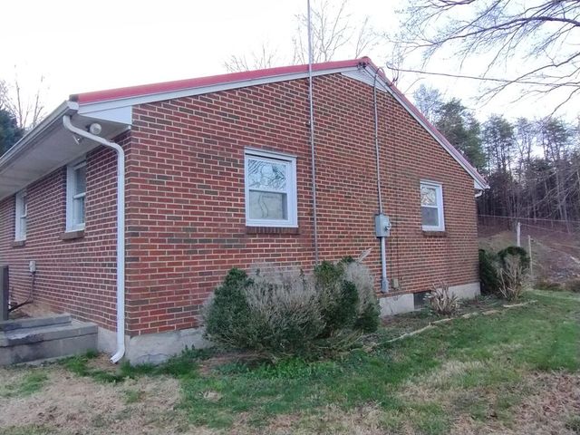 129 Townsend DR, Bassett, VA 24055