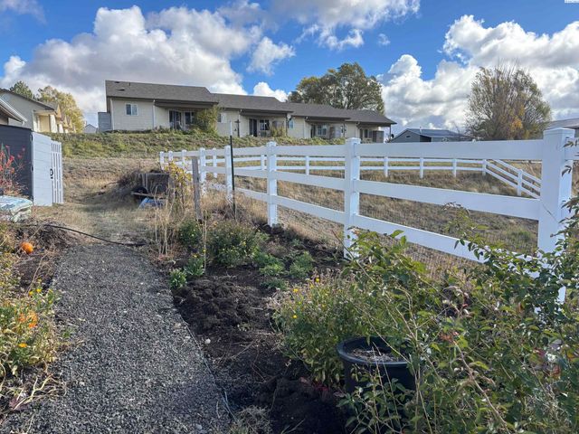 606 Harvest Loop, Palouse, WA 99161