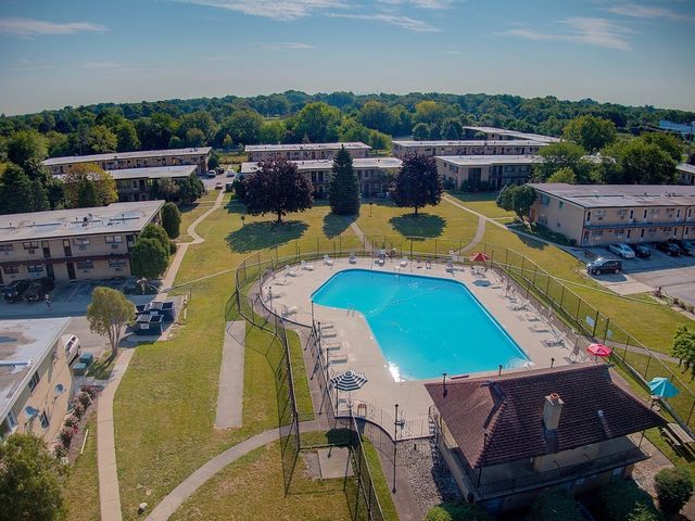 38 King Arthur Court 14, Northlake, IL 60164