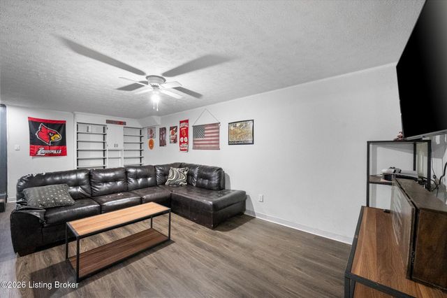 123 Fawn Ct, Louisville, KY 40229
