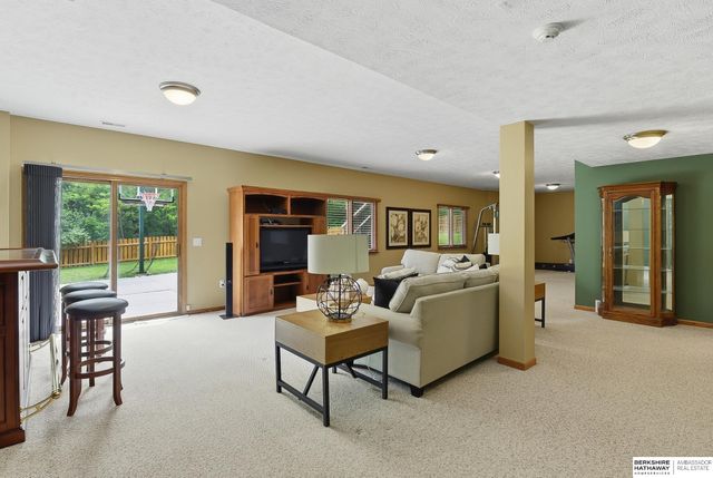 16371 W Street, Omaha, NE 68135