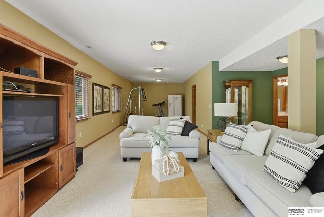 16371 W Street, Omaha, NE 68135