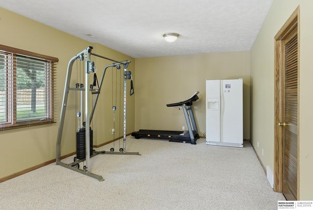 16371 W Street, Omaha, NE 68135