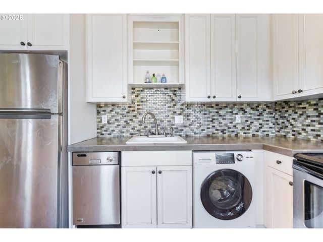 2087 Nw OVERTON St 204, Portland, OR 97209