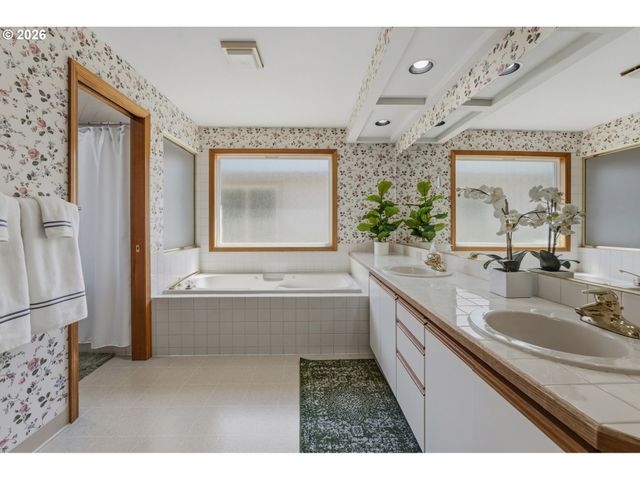 12618 Sw PEACHVALE St, King City, OR 97224