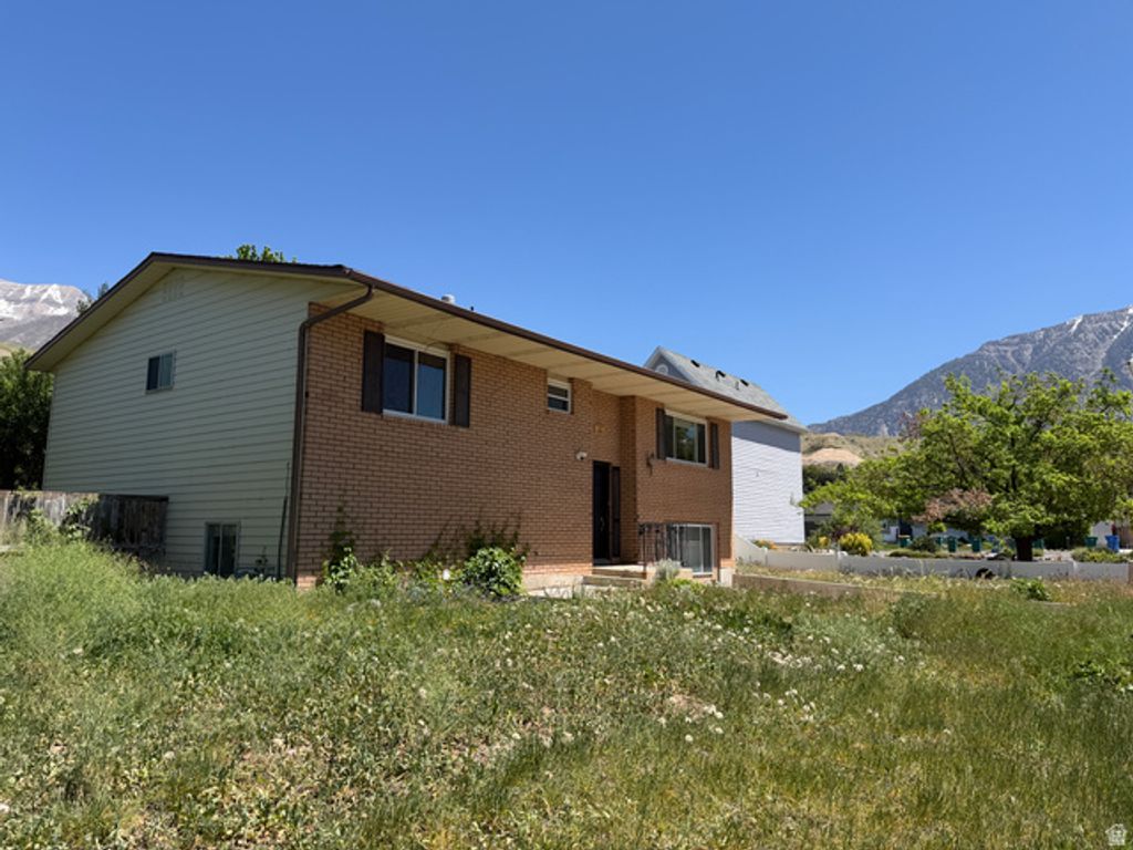 Image 2 of property listing at 963 E 1250 N, Orem, UT 84097