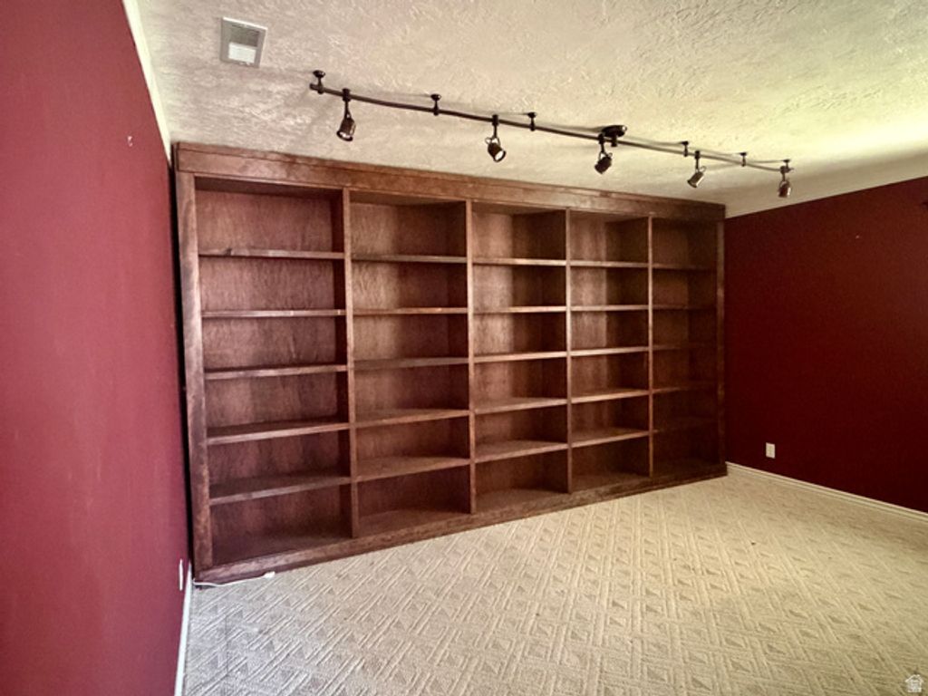 Image 13 of property listing at 963 E 1250 N, Orem, UT 84097