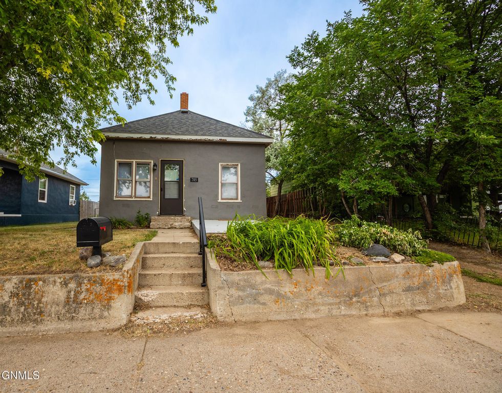 705 6th Avenue W, Williston, ND 58801 photo 1
