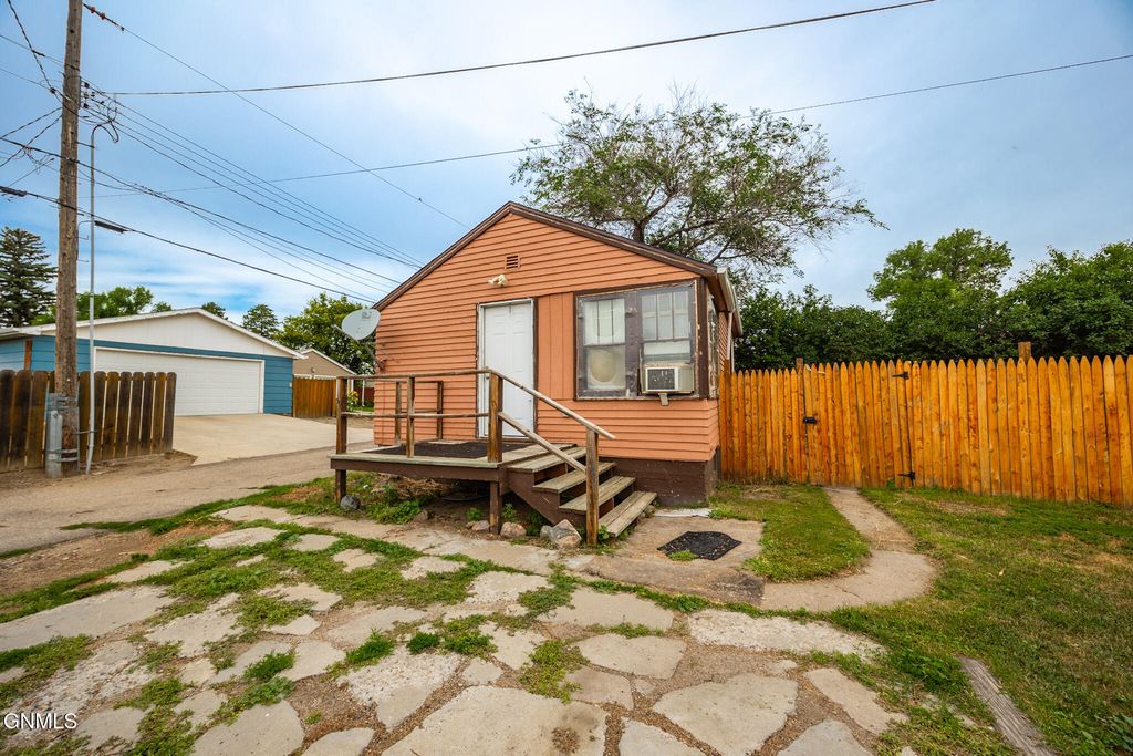705 6th Avenue W, Williston, ND 58801 photo 2
