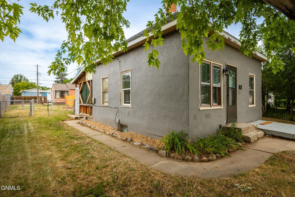 705 6th Avenue W, Williston, ND 58801 photo 3
