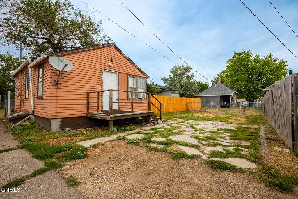 705 6th Avenue W, Williston, ND 58801 photo 4