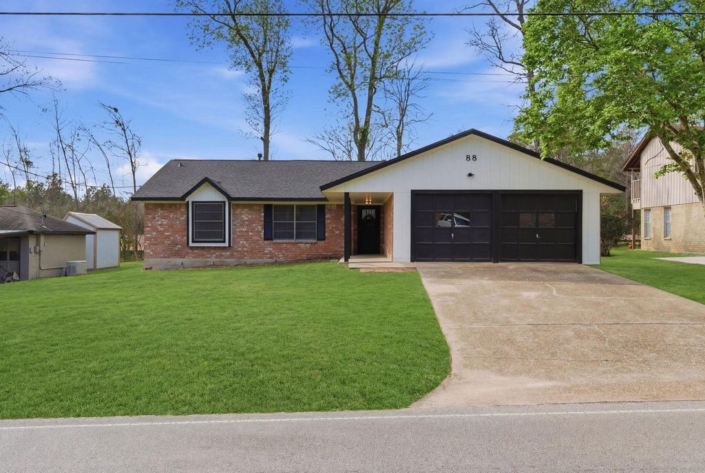 88 Rolling Hills Drive, Conroe, TX 77304