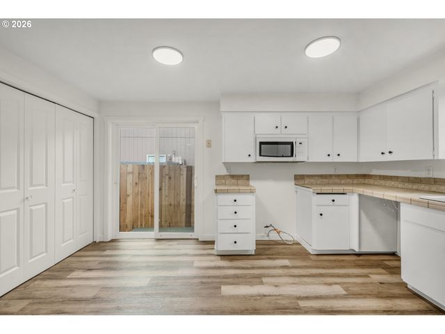 5465 RED LEAF Dr, Salem, OR 97306