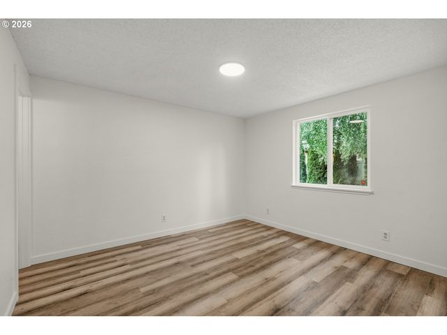 5465 RED LEAF Dr, Salem, OR 97306