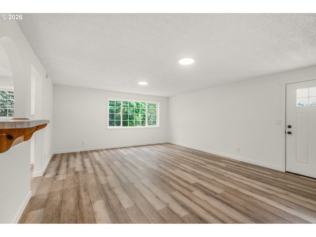 5465 RED LEAF Dr, Salem, OR 97306