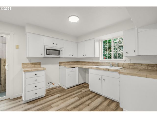 5465 RED LEAF Dr, Salem, OR 97306