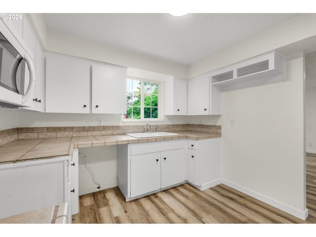5465 RED LEAF Dr, Salem, OR 97306
