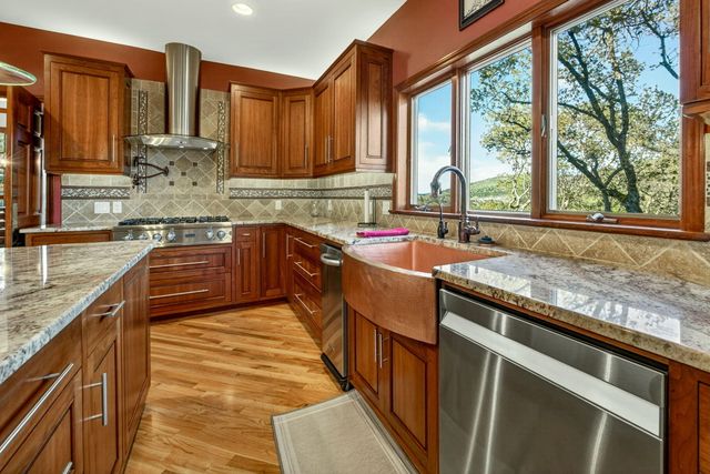 2583 Oak View Circle, Medford, OR 97504
