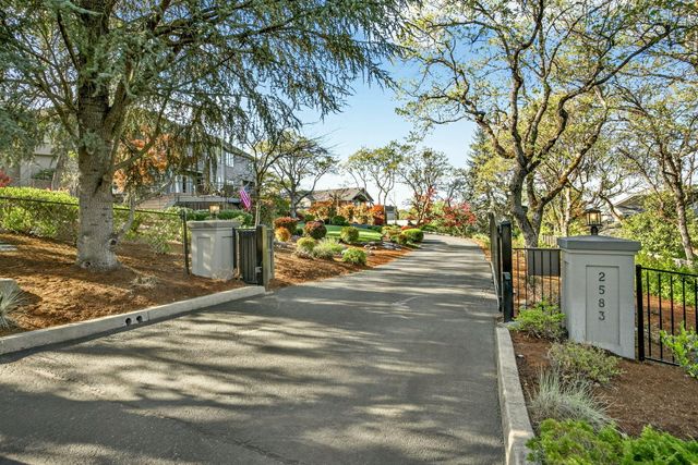 2583 Oak View Circle, Medford, OR 97504