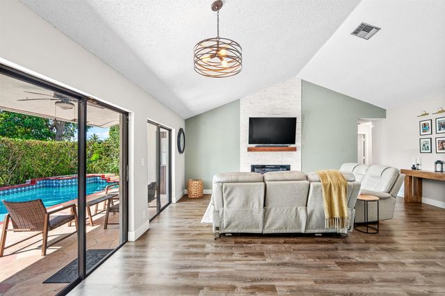 1912 NW 77th Avenue, Margate, FL 33063