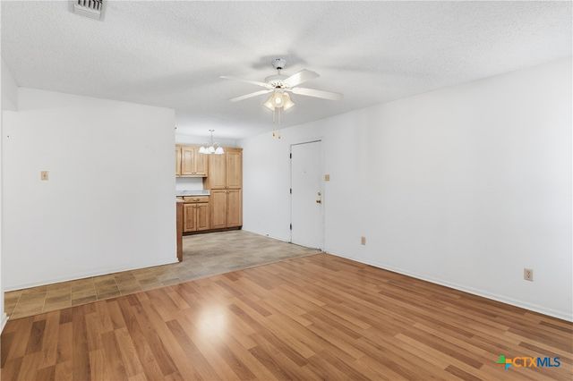 516 N King Street 301, Seguin, TX 78155