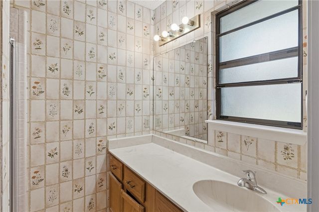 516 N King Street 301, Seguin, TX 78155