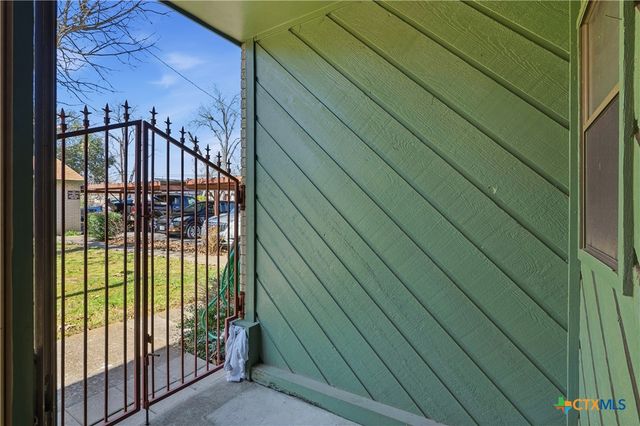 516 N King Street 301, Seguin, TX 78155