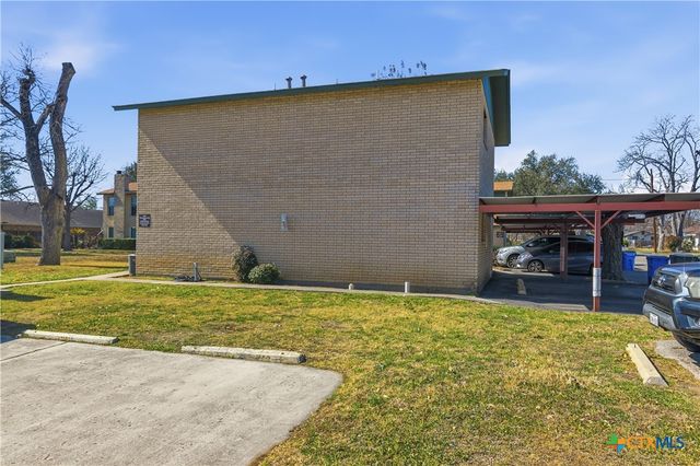 516 N King Street 301, Seguin, TX 78155