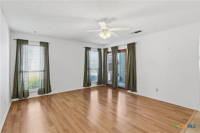 516 N King Street 301, Seguin, TX 78155