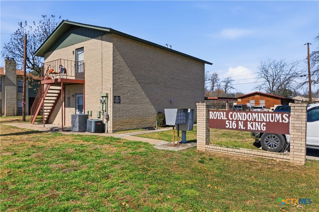 516 N King Street 301, Seguin, TX 78155