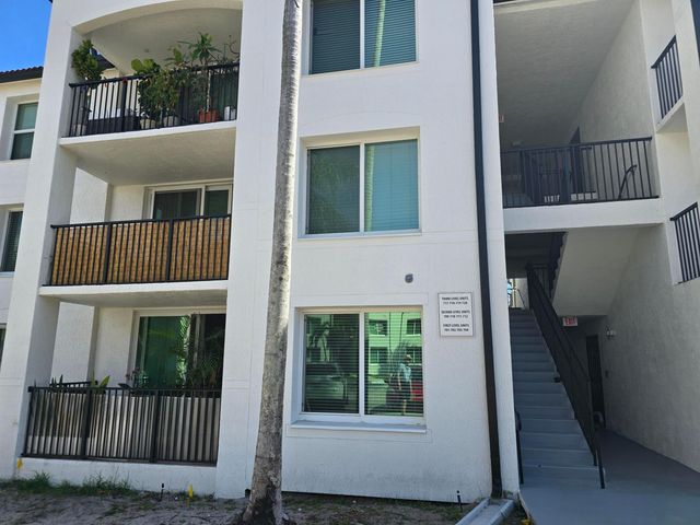 701 Villa Circle, Boynton Beach, FL 33435