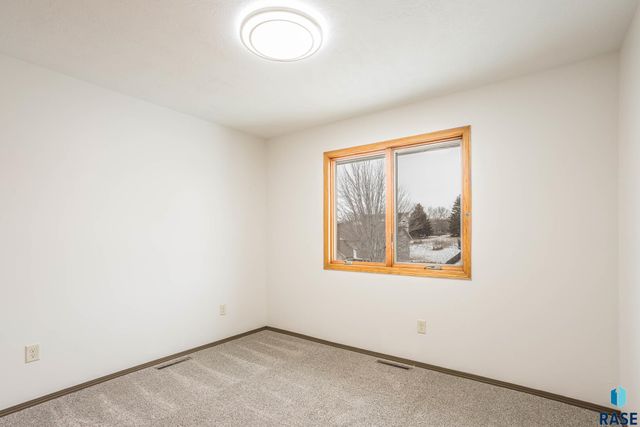 5303 E Lake Placid Cir Circle, Sioux Falls, SD 57110