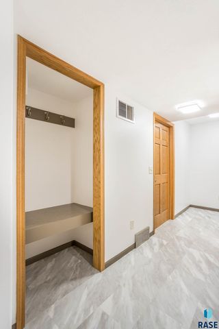 5303 E Lake Placid Cir Circle, Sioux Falls, SD 57110