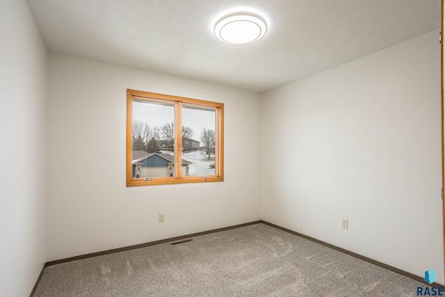 5303 E Lake Placid Cir Circle, Sioux Falls, SD 57110