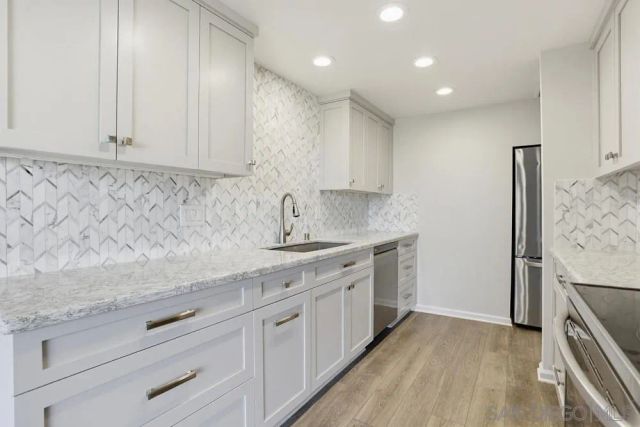 2564 Navarra Dr 206, Carlsbad, CA 92009